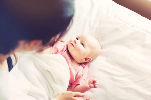 Bayi perempuan berbohong sedang dirawat oleh ibunya — Stok Foto