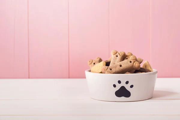 Comida para perros en un tazón lleno de golosinas — Foto de Stock