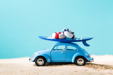 Minyatür mavi araba surfboard ile