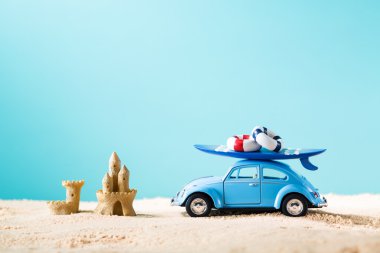 Minyatür mavi araba surfboard ile