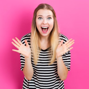 mutlu genç bir kadın kılığında 