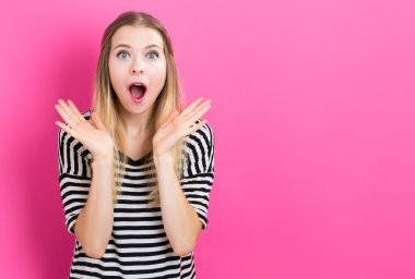 Pembe bir arka plan üzerinde şaşırtıcı genç kadın