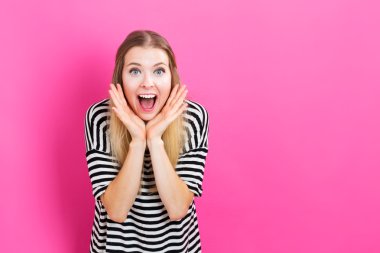 mutlu genç bir kadın kılığında 