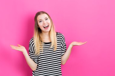 mutlu genç bir kadın kılığında 