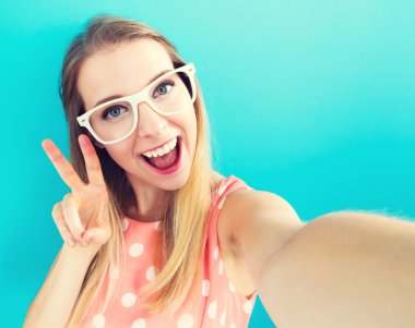 Genç bir kadın selfie çekiyor.