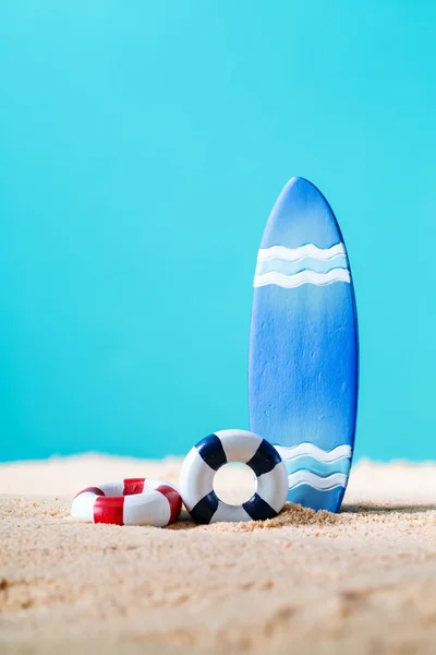 Tema de verano con tabla de surf —  Fotos de Stock
