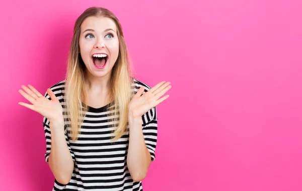 Gelukkig jonge vrouw poseren — Stockfoto