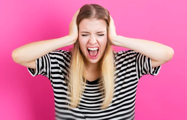 Jonge vrouw haar oren blokkeren — Stockfoto