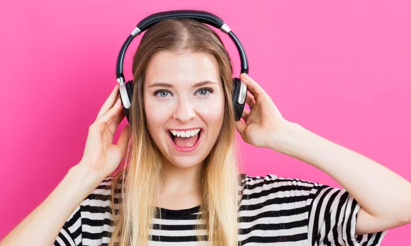 Wanita muda bahagia dengan headphone — Stok Foto