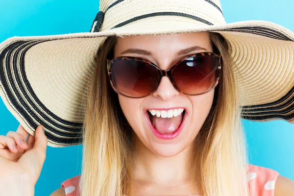 ผู้หญิงมีความสุขใส่หมวกและแว่นตากันแดด — ภาพถ่ายสต็อก