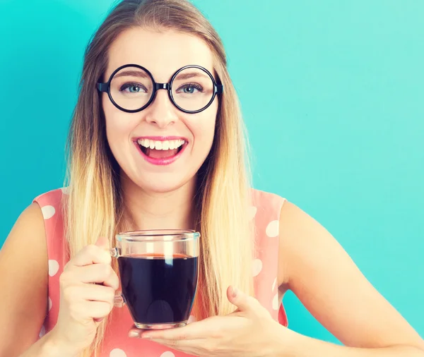 Felice giovane donna che beve caffè — Foto Stock