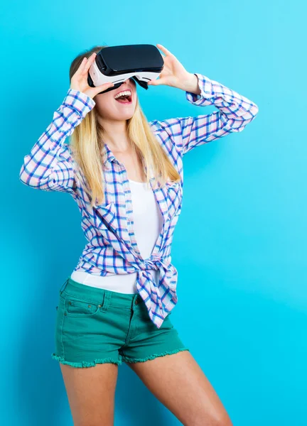 Mujer usando un auricular de realidad virtual —  Fotos de Stock