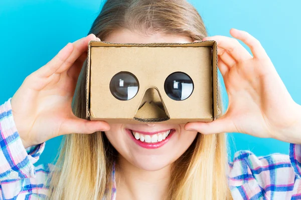 Frau mit Virtual-Reality-Headset — Stockfoto