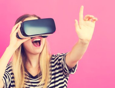 Sanal gerçeklik kulaklığı kullanan kadın