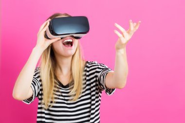 Sanal gerçeklik kulaklığı kullanan kadın