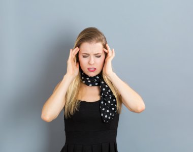 Genç kadın kendini stresli hissediyor