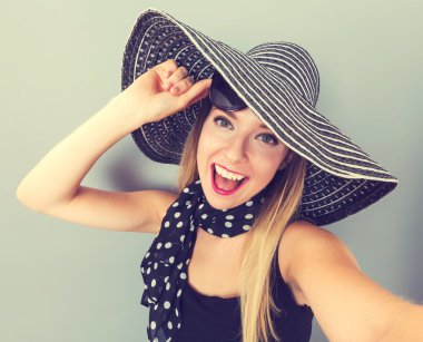 Genç bir kadın selfie çekiyor.