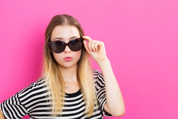 Mujer joven con gafas de sol — Foto de Stock