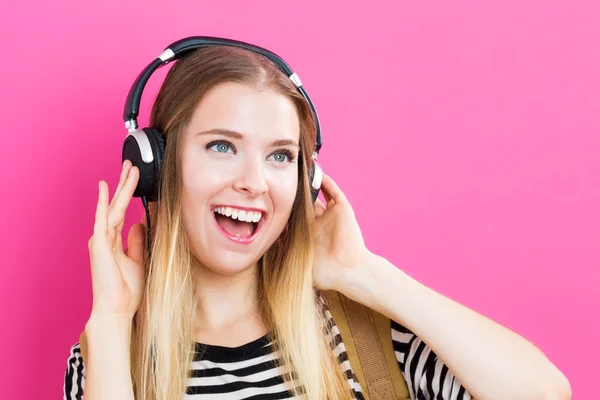 Happy Young Woman dengan Headphone — Stok Foto