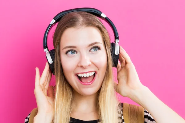 Mujer joven feliz con auriculares — Foto de Stock