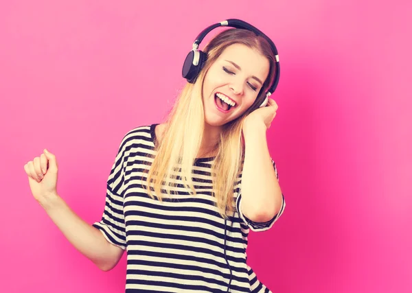 Joyeux jeune femme avec casque — Photo