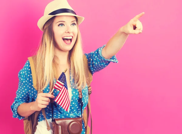 Amerikan bayrağı tutan kadın seyahat — Stok fotoğraf