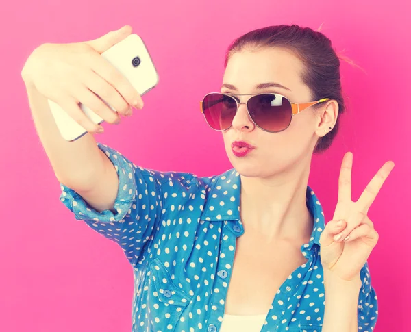 Jonge vrouw het nemen van een selfie — Stockfoto
