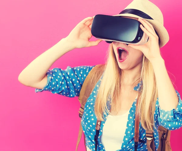 Frau mit Virtual-Reality-Headset — Stockfoto