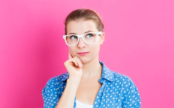 Ung kvinna i en tankeväckande pose — Stockfoto