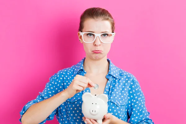 Jovem com um banco porquinho — Fotografia de Stock