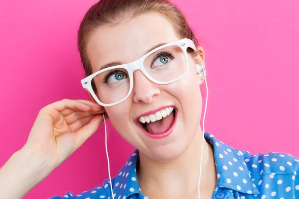 Mujer joven feliz con auriculares —  Fotos de Stock