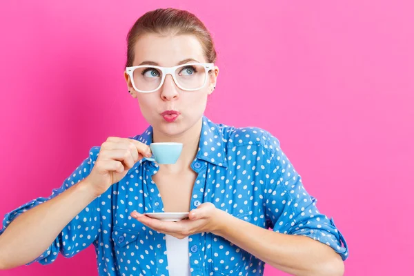 Glückliche junge Frau trinkt Kaffee — Stockfoto