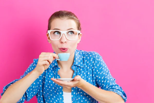 Glückliche junge Frau trinkt Kaffee — Stockfoto