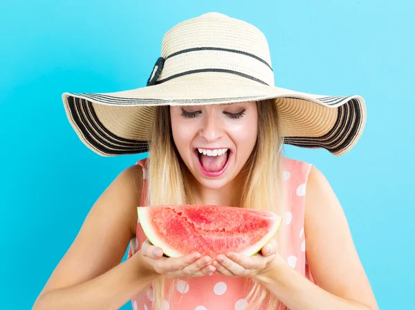 O femeie tânără fericită care deține pepene verde — Fotografie, imagine de stoc