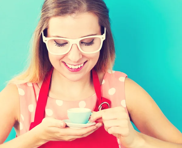 幸せな若い女性がコーヒーを飲む — ストック写真