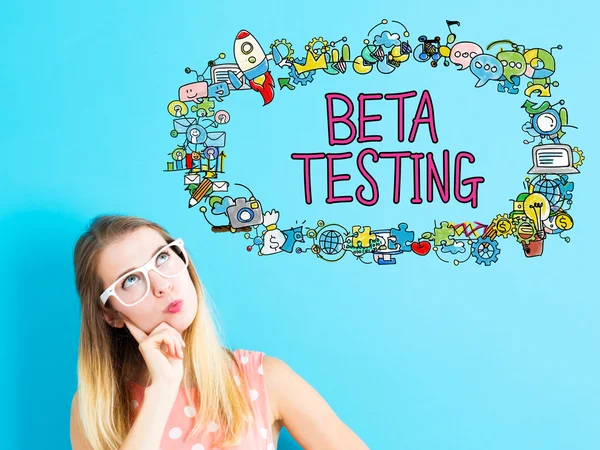 Beta-testning koncept med ung kvinna — Stockfoto