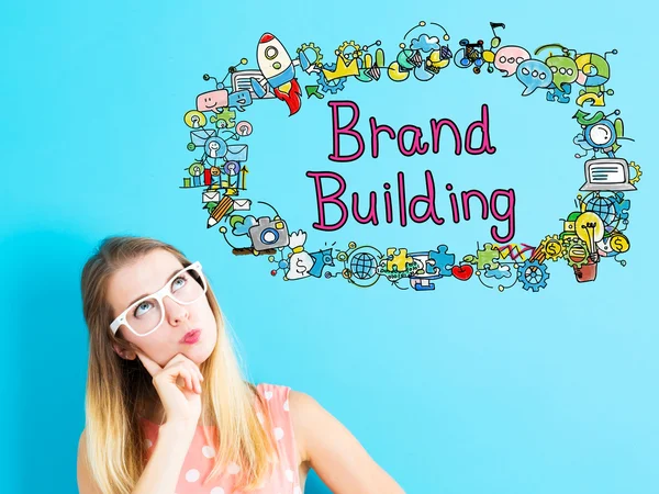 Brand Building concept con giovane donna — Foto Stock