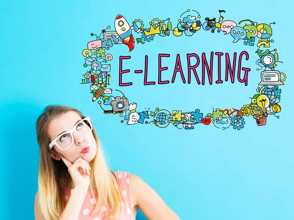 A fiatal nő az E-learning koncepció — Stock Fotó