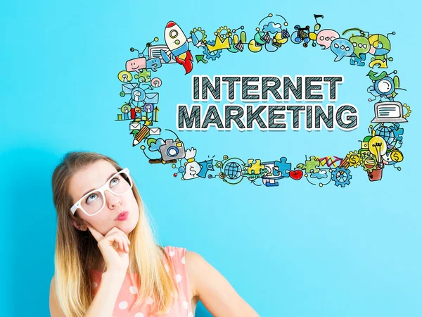 Internet Marketing concept met jonge vrouw — Stockfoto