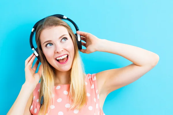 Joyeux jeune femme avec casque — Photo