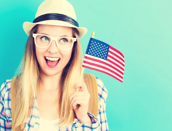 Mulher viajante feliz segurando bandeira americana — Fotografia de Stock