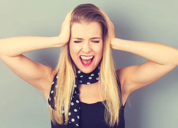 Jonge vrouw haar oren blokkeren — Stockfoto