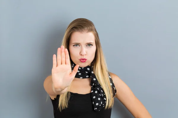 Jovem mulher fazendo uma pose de rejeição — Fotografia de Stock