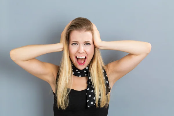 Jonge vrouw haar oren blokkeren — Stockfoto