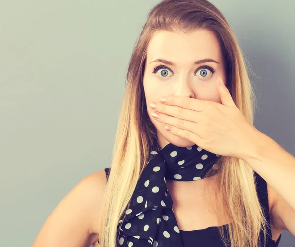 Jonge vrouw bedekken haar mond — Stockfoto