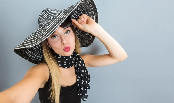 Jonge vrouw het nemen van een selfie — Stockfoto