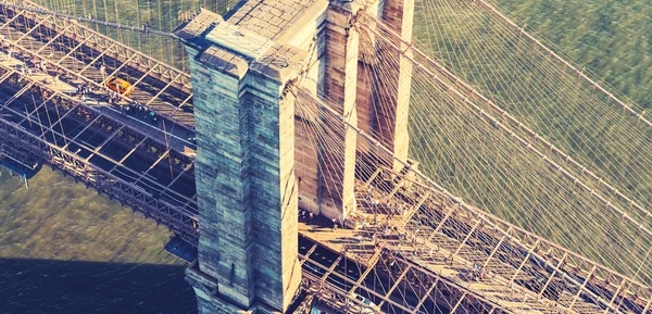 Brooklyn Bridge över East River i New York — Stockfoto