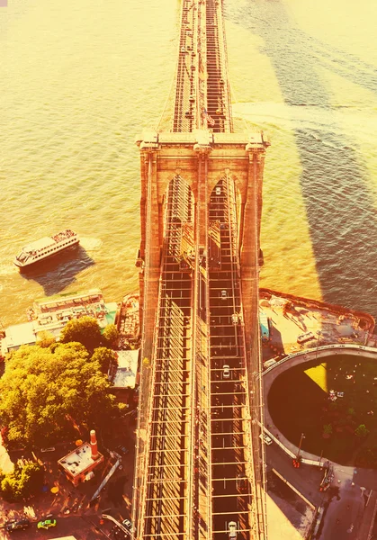 Brooklyn Bridge über den East River in New York — Stockfoto
