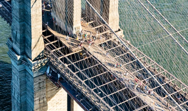 Brooklyn Bridge sobre o East River em Nova York — Fotografia de Stock