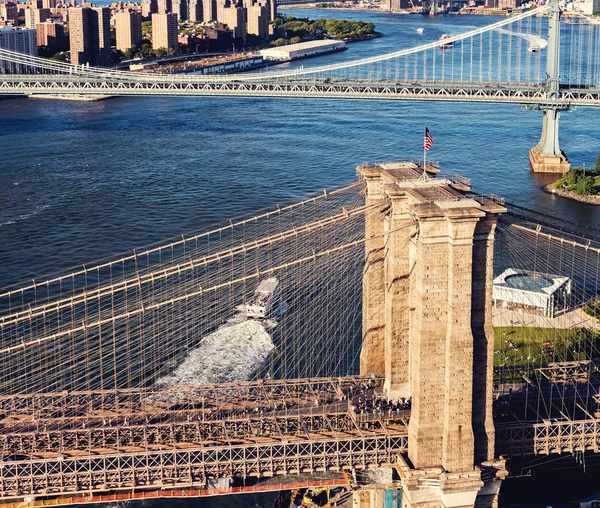 Бруклинский мост через Ист-Ривер в Нью-Йорке — стоковое фото